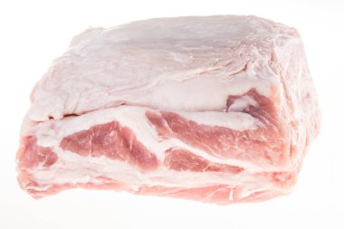 Domuz filetosu, çiğ et, yakın plan, beyaz arka planda izole edilmiş.