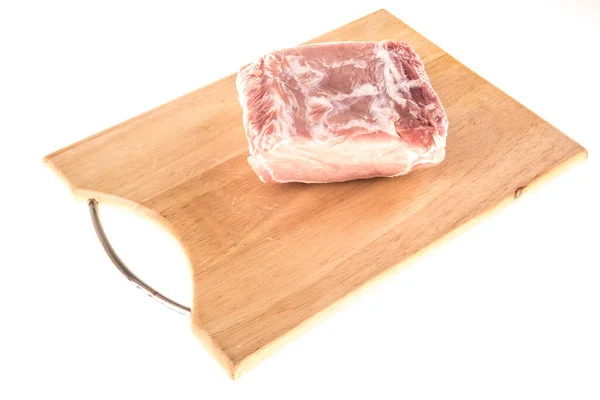 猪肉片 生肉放在木板上 — 图库照片