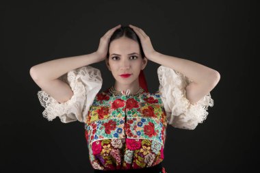 Geleneksel Slovak Folklor Kostümlü Güzel Kadın