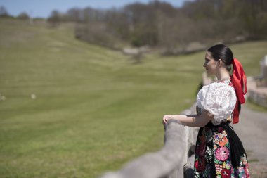 Geleneksel Slovak Folklor Kostümlü Güzel Kadın