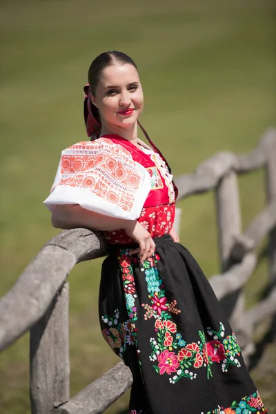 Красивая Женщина Традиционном Словацком Народном Костюме — стоковое фото