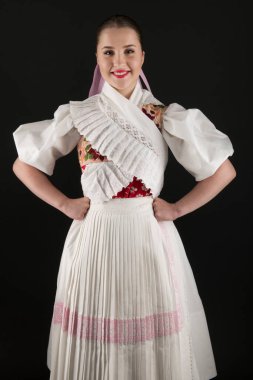 Geleneksel Slovak Folklor Kostümlü Güzel Kadın