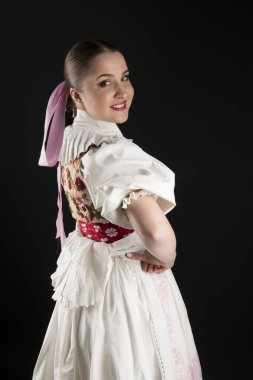 Geleneksel Slovak Folklor Kostümlü Güzel Kadın