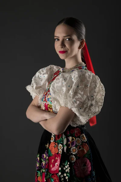 Vacker Kvinna Traditionell Slovakisk Folkdräkt — Stockfoto