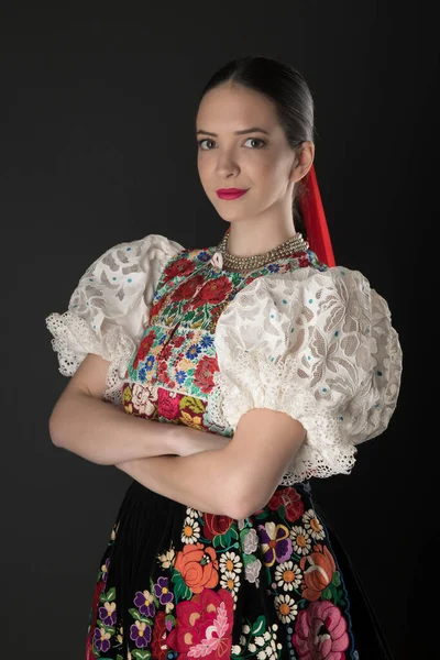 Geleneksel Slovak Folklor Kostümlü Güzel Kadın — Stok fotoğraf