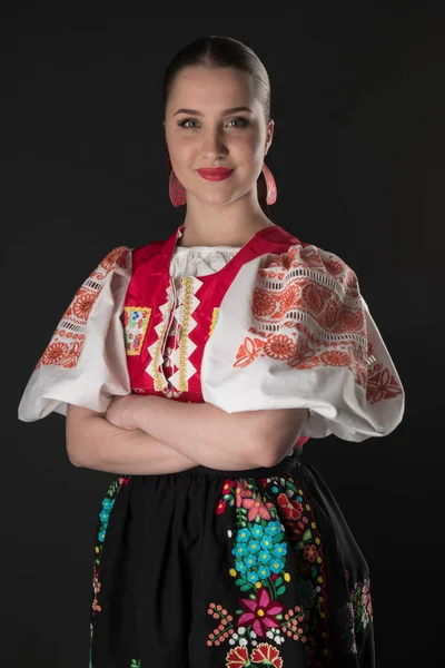 Mooie Vrouw Traditionele Slowaakse Folklore Kostuum — Stockfoto