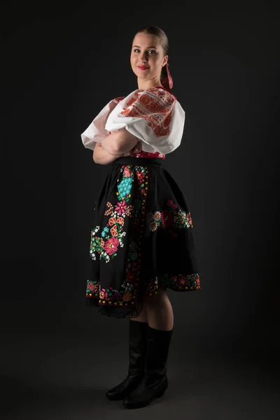 Vacker Kvinna Traditionell Slovakisk Folkdräkt — Stockfoto