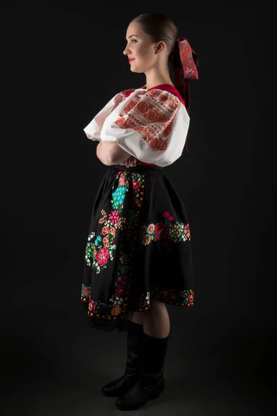 Vacker Kvinna Traditionell Slovakisk Folkdräkt — Stockfoto