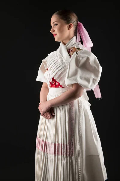Piękna Kobieta Tradycyjnym Słowackim Stroju Ludowym — Zdjęcie stockowe