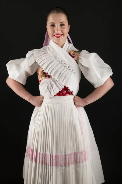 Vacker Kvinna Traditionell Slovakisk Folkdräkt — Stockfoto