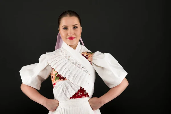 Geleneksel Slovak Folklor Kostümlü Güzel Kadın — Stok fotoğraf