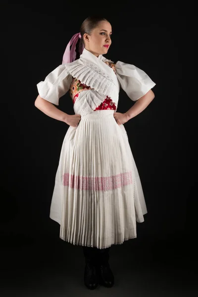 伝統的なスロバキア民俗衣装の美しい女性 — ストック写真