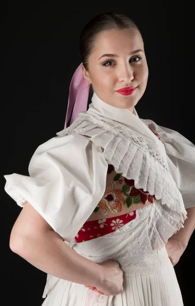 Vacker Kvinna Traditionell Slovakisk Folkdräkt — Stockfoto