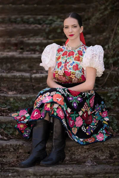 Mulher Bonita Traje Tradicional Folclore Eslovaco — Fotografia de Stock
