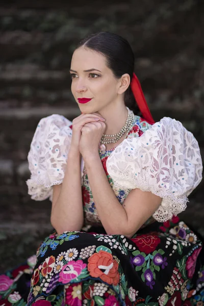 Mulher Bonita Traje Tradicional Folclore Eslovaco — Fotografia de Stock