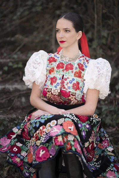 Vacker Kvinna Traditionell Slovakisk Folkdräkt — Stockfoto