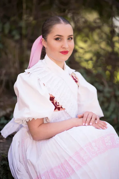 Hermosa Mujer Tradicional Eslovaco Folklore Traje —  Fotos de Stock