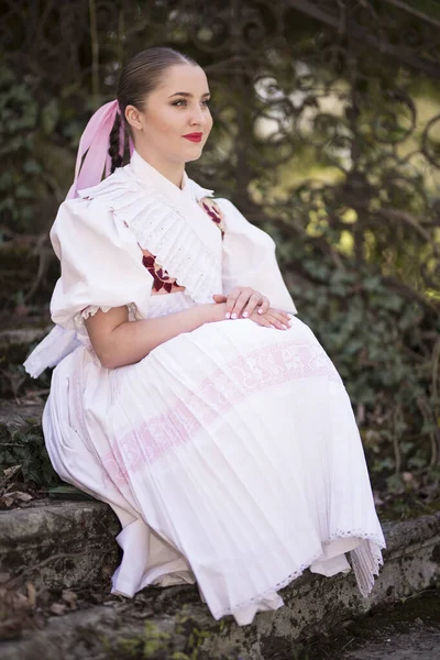 Hermosa Mujer Tradicional Eslovaco Folklore Traje —  Fotos de Stock