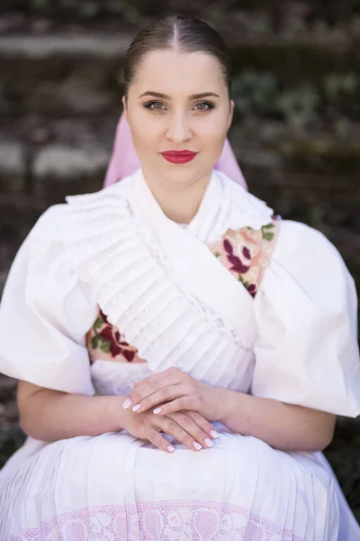 Прекрасна Жінка Традиційному Словацькому Фольклорному Костюмі — стокове фото