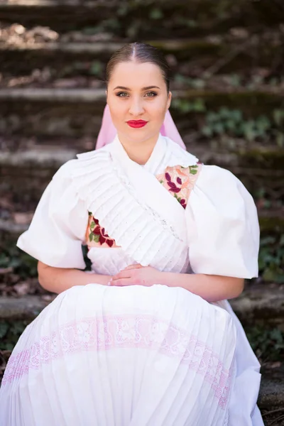 Όμορφη Γυναίκα Στην Παραδοσιακή Σλοβακική Παραδοσιακή Φορεσιά — Φωτογραφία Αρχείου