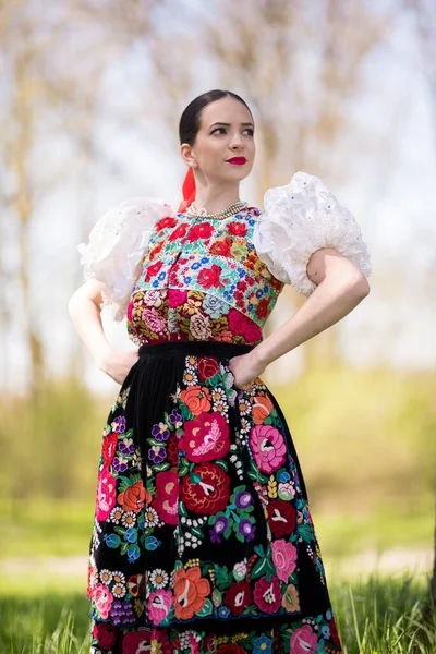 Vacker Kvinna Traditionell Slovakisk Folkdräkt — Stockfoto