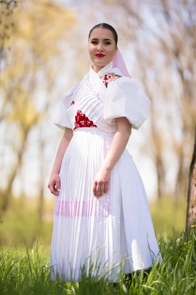 Hermosa Mujer Tradicional Eslovaco Folklore Traje —  Fotos de Stock