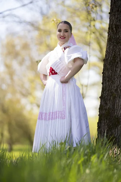 Mulher Bonita Traje Tradicional Folclore Eslovaco — Fotografia de Stock