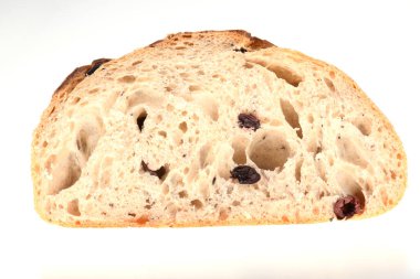 Bir somun kepekli ekmek beyazda izole edilmiş.