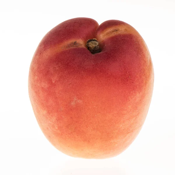 Reifer Pfirsich Auf Weißem Hintergrund Nahaufnahme — Stockfoto