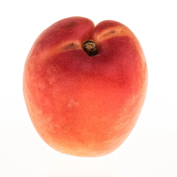 Frischer Pfirsich Isoliert Auf Weißem Hintergrund Nahaufnahme — Stockfoto