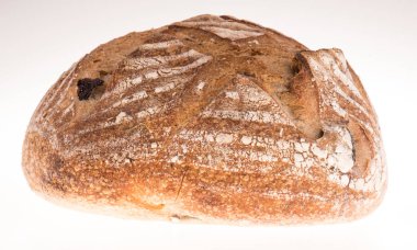Bir somun kepekli ekmek beyazda izole edilmiş.