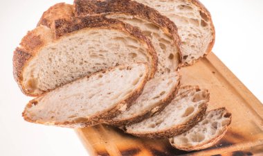 Bir somun kepekli ekmek beyazda izole edilmiş.