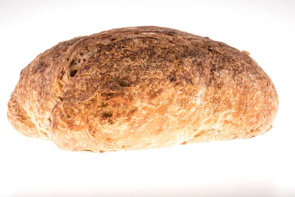 Bir Somun Kepekli Ekmek Beyazda Izole Edilmiş — Stok fotoğraf