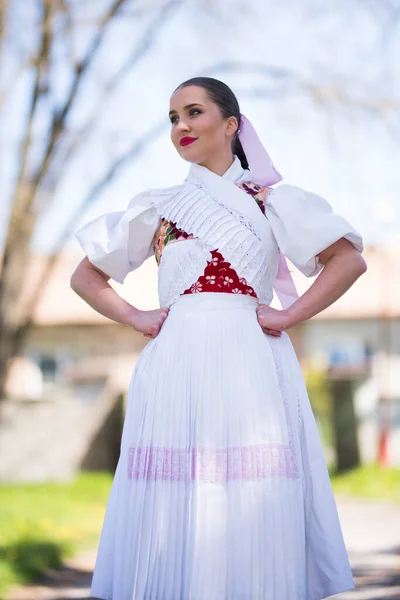 Hermosa Mujer Tradicional Eslovaco Folklore Traje — Foto de Stock