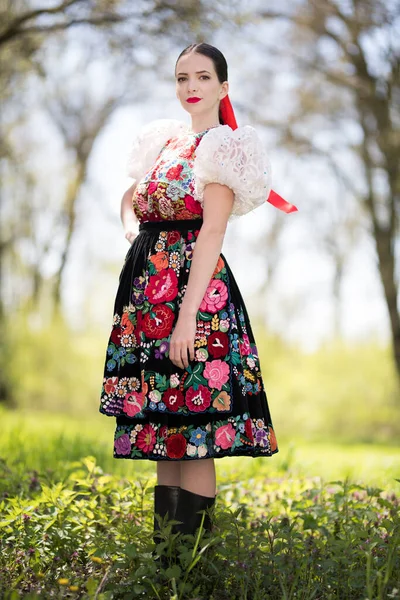 Mooie Vrouw Traditionele Slowaakse Folklore Kostuum — Stockfoto