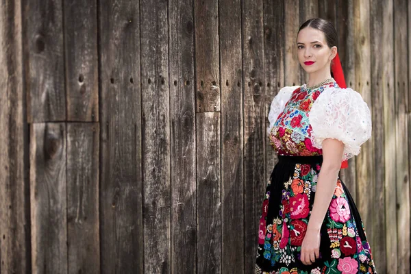 Mulher Bonita Traje Tradicional Folclore Eslovaco — Fotografia de Stock