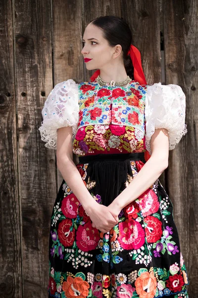 Vacker Kvinna Traditionell Slovakisk Folkdräkt — Stockfoto