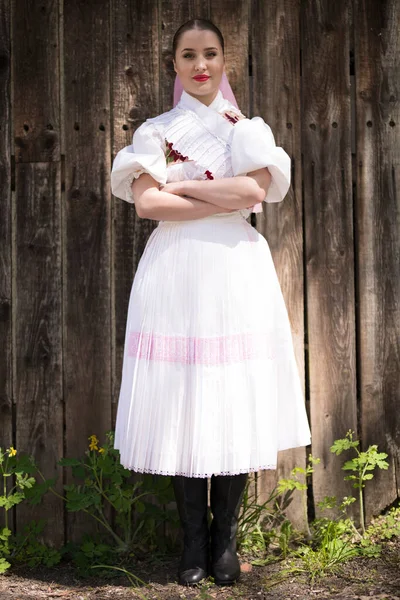 Mooie Vrouw Traditionele Slowaakse Folklore Kostuum — Stockfoto