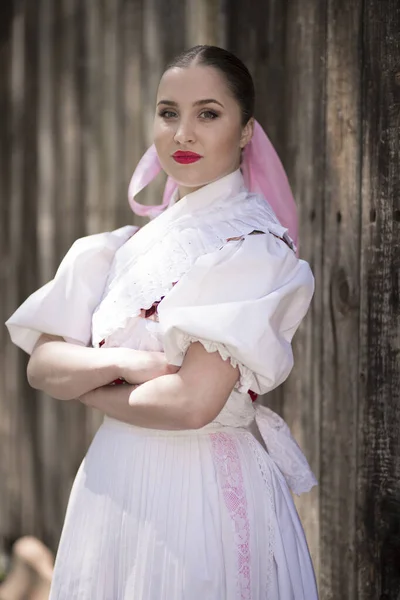 Krásná Žena Tradičním Slovenském Folklóru Kostým — Stock fotografie