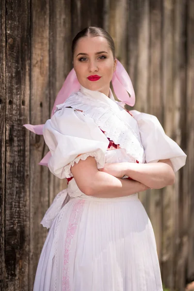 Hermosa Mujer Tradicional Eslovaco Folklore Traje —  Fotos de Stock