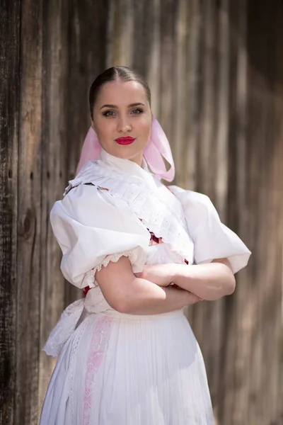 Όμορφη Γυναίκα Στην Παραδοσιακή Σλοβακική Παραδοσιακή Φορεσιά — Φωτογραφία Αρχείου