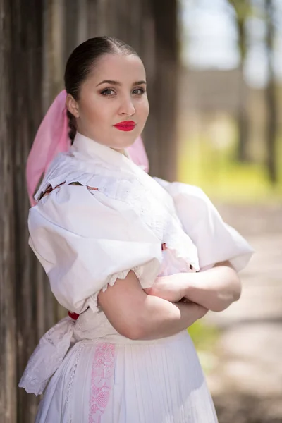 Vacker Kvinna Traditionell Slovakisk Folkdräkt — Stockfoto