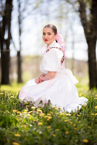 Mulher Bonita Traje Tradicional Folclore Eslovaco — Fotografia de Stock