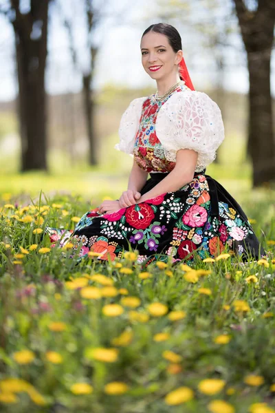 Hermosa Mujer Tradicional Eslovaco Folklore Traje —  Fotos de Stock