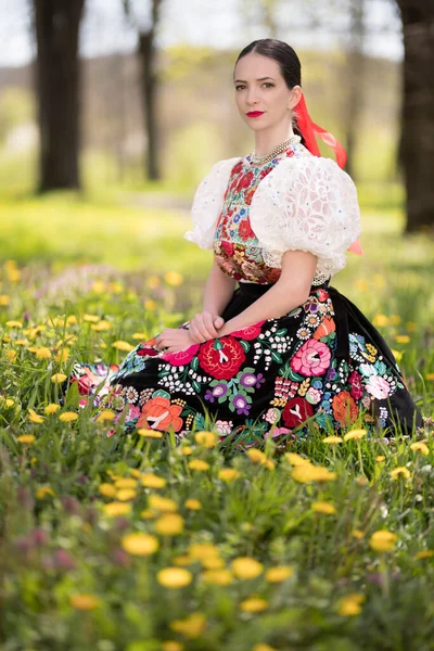 Hermosa Mujer Tradicional Eslovaco Folklore Traje — Foto de Stock