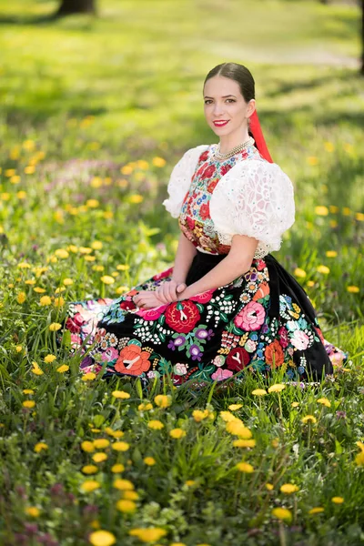 Geleneksel Slovak Folklor Kostümlü Güzel Kadın — Stok fotoğraf