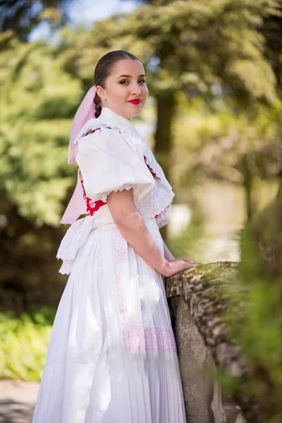 Mooie Vrouw Traditionele Slowaakse Folklore Kostuum — Stockfoto