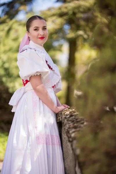 Belle Femme Costume Folklorique Slovaque Traditionnel — Photo