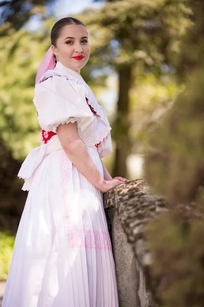 Hermosa Mujer Tradicional Eslovaco Folklore Traje —  Fotos de Stock