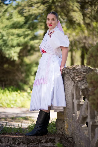 Mulher Bonita Traje Tradicional Folclore Eslovaco — Fotografia de Stock